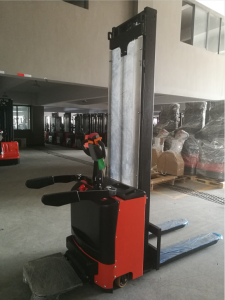 Empilhador elétrico SMITH com pedal 1500kg 260cm