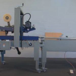 Formadora de caixas semiautomática FLEX BOX ligada a uma máquina de fechar caixas, com pedal