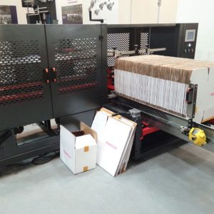 Formadora de caixas automática AUTOBOX com mesa horizontal carregada com embalagens planas