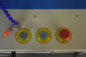 Seladora lateral A450: a embalagem passa pelo filme e é selada lateralmente e nas extremidades