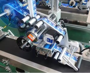 Máquina rotuladora A175LB a aplicar uma etiqueta numa caixa plana