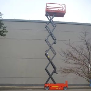 Plataforma de tesoura SMITH AS-X6 com a plataforma elevada à altura máxima